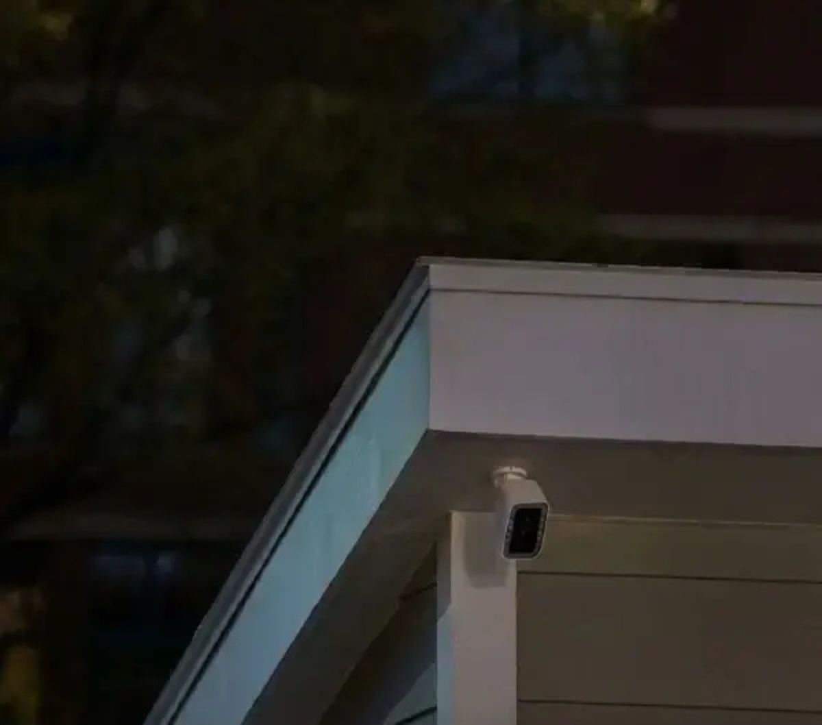 Caméra de surveillance extérieure avec spot lumineux éclairant la nuit