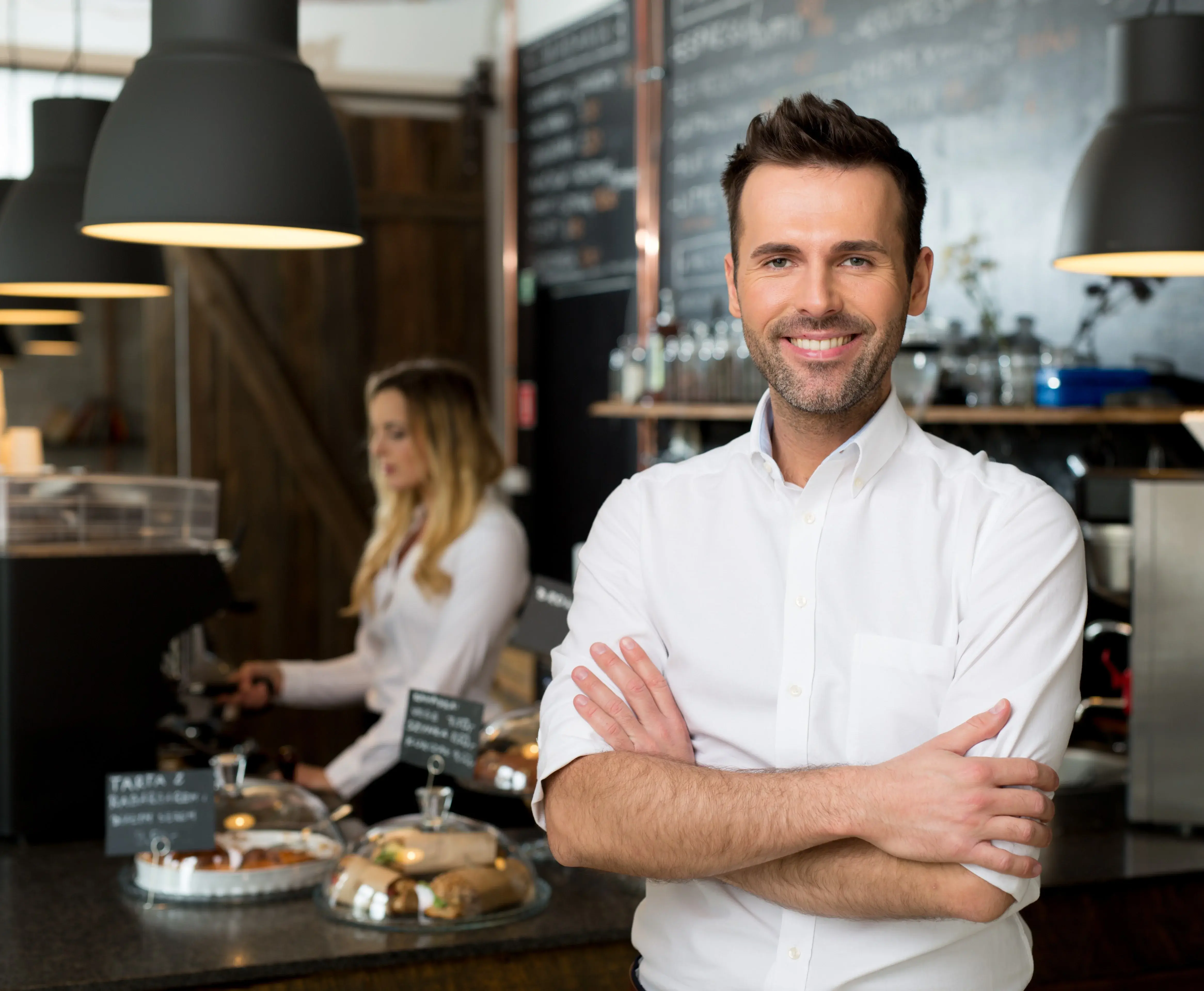 Commerçant barista au comptoir de son établissement protégé par Black Shield Sécurité